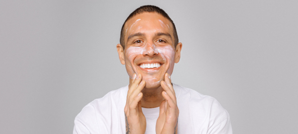 Man applying Vitamin B3 moisturiser.